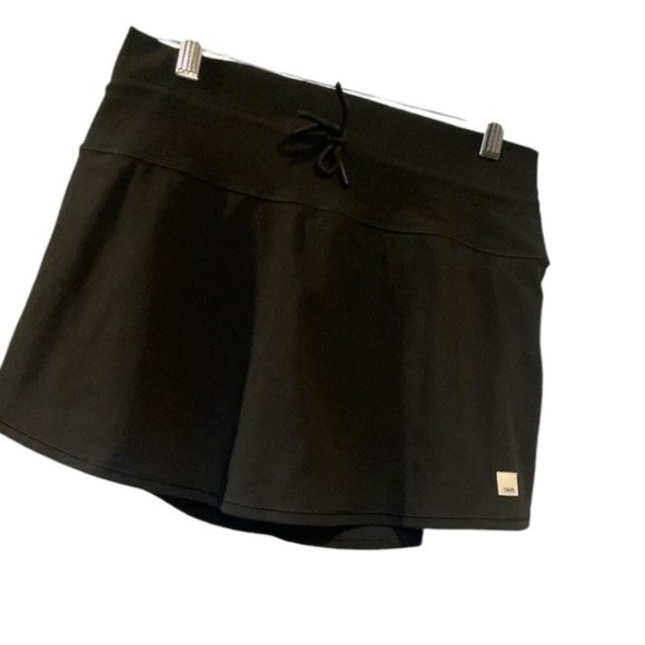 Vuori Dresses & Skirts - NWT Vuori daily skirt Size S